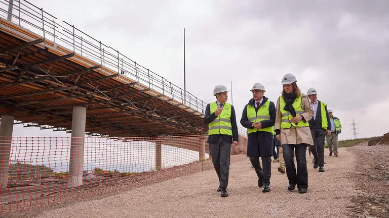 El consejero de Cohesi&oacute;n Territorial, &Oacute;scar Chivite, acompa&ntilde;ado del secretario de Estado de Transportes y Movilidad Sostenible, Jos&eacute; Antonio Santano y la directora general de Obras P&uacute;blicas e Infraestructuras, Mar&iacute;a Torres, han visitado hoy la marcha de las obras. GOBIERNO DE NAVARRA