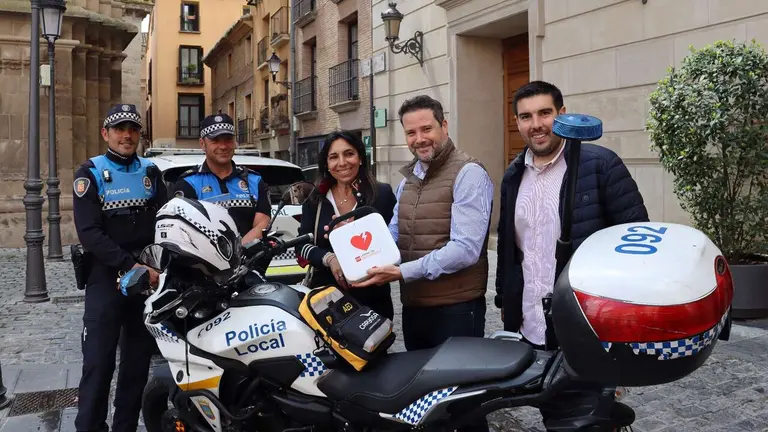 El alcalde de Tudela, Alejandro Toquero, sostiene uno de los nuevos desfibriladores. AYUNTAMIENTO DE TUDELA