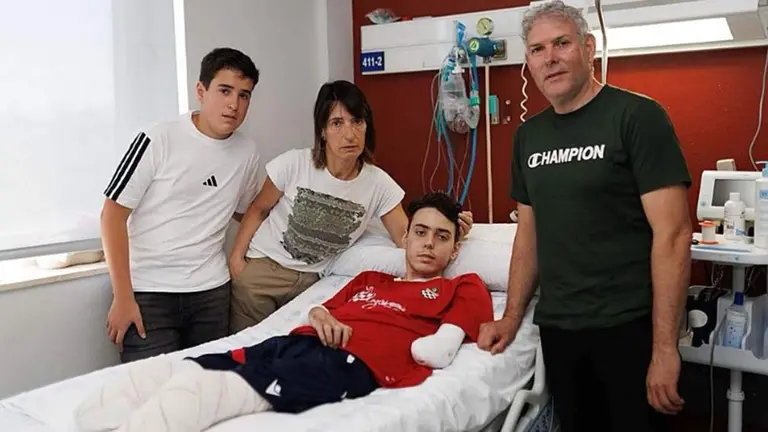 Gorka, junto a sus padres y su hermano, en el hospital. CEDIDA POR LA FAMILIA