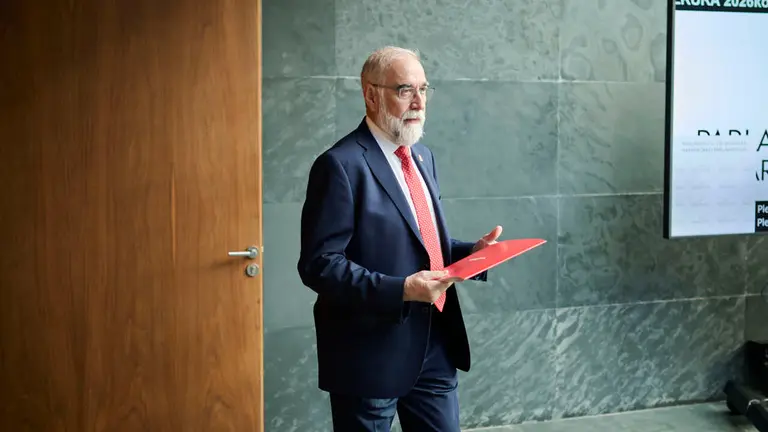 Fernando Dom&iacute;nguez, consejero de Salud, durante el Pleno del Parlamento de Navarra. PABLO LASAOSA