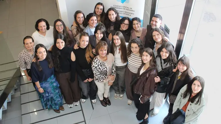Los veinte nuevos especialistas en Enfermer&iacute;a junto a la madrina de la promoci&oacute;n, Araceli Mej&iacute;as, y a la presidenta del Colegio, M&ordf; Pilar Sola. CEDIDA