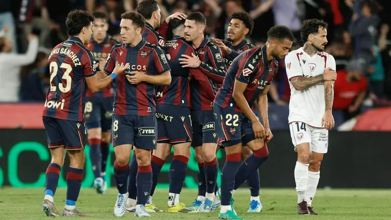 Los jugadores del Levante celebran un gol de V&iacute;ctor Garc&iacute;a Raja durante el partido correspondiente a la jornada 35 de LaLiga EA disputado este viernes entre el Levante UD y el CA Osasuna en el estadio Ciudad de Valencia. EFE/ Kai Forsterling.