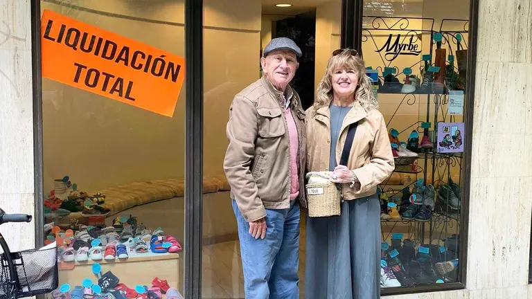 Jos&eacute; Javier Larra&ntilde;eta y su hija Mirian en la tienda Calzados Myrbe de Pamplona. Navarra.com