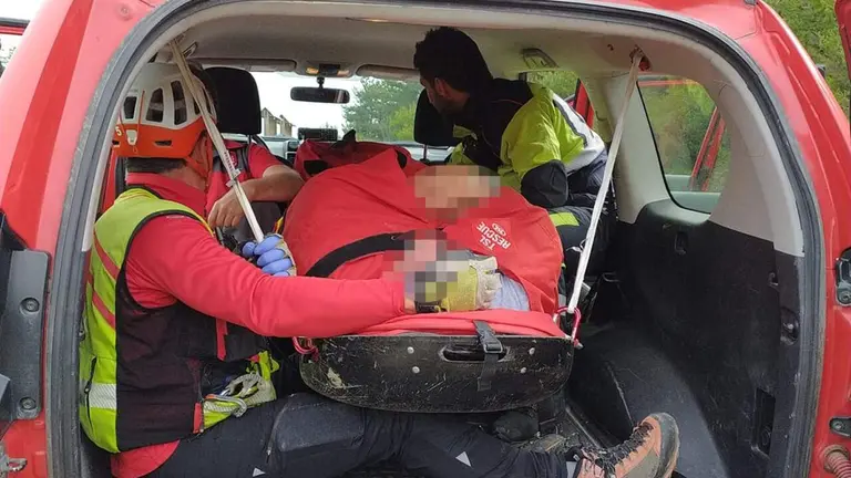 Imagen de la atenci&oacute;n al peregrino herido. BOMBEROS DE NAVARRA