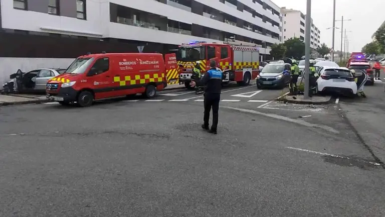 Tres personas trasladadas al hospital tras un aparatoso choque entre dos coches en una rotonda de Mutilva.