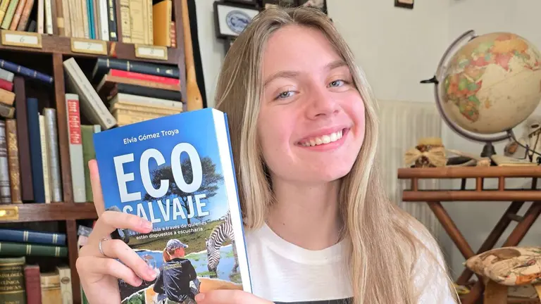 Elvia, la rastreadora, posa junto a su segundo libro, 'Eco Salvaje'. CEDIDA