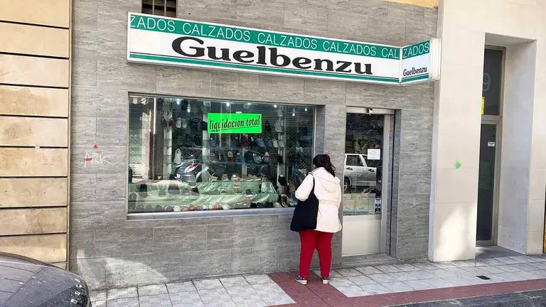 La tienda Calzados Guelbenzu est&aacute; en la calle Guelbenzu 29 de Pamplona. Navarra.com