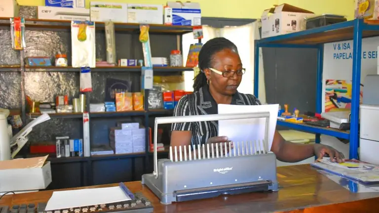 Con el pr&eacute;stamo inicial, Cris&aacute;lia Nhambi ha ampliado su papeler&iacute;a. GAPI / FUNDACI&Oacute;N LA CAIXA