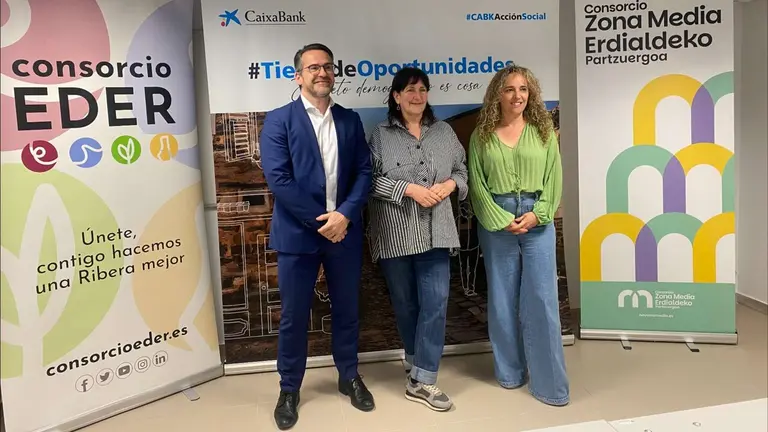 Jorge Garc&iacute;a, responsable de Acci&oacute;n Social de la direcci&oacute;n territorial Ebro de CaixaBank; Cristina Bayona, coordinadora del Consorcio Zona Media; y Sandra Calvo, gerente de Consorcio Eder. CAIXABANK