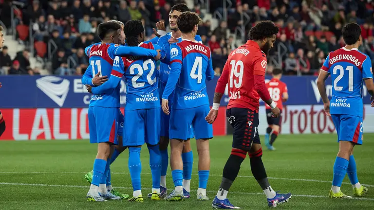 Los jugadores del Atl&eacute;tico Madrid celebran el gol de Ademola Lookman (0-1) durante el partido de La Liga EA Sports entre CA Osasuna y Atl&eacute;tico Madrid disputado en el estadio de El Sadar en Pamplona. I&Ntilde;IGO ALZUGARAY