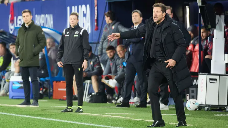 Diego Pablo Simeone (entrenador Atl&eacute;tico Madrid) durante el partido de La Liga EA Sports entre CA Osasuna y Atl&eacute;tico Madrid disputado en el estadio de El Sadar en Pamplona. I&Ntilde;IGO ALZUGARAY
