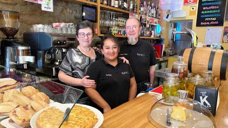 Los due&ntilde;os y una empleada en el bar Bureli de Lumbier. Navarra.com