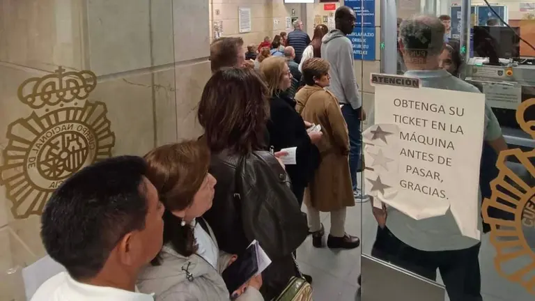 Largas colas en las oficinas del DNI y pasaporte en Pamplona.