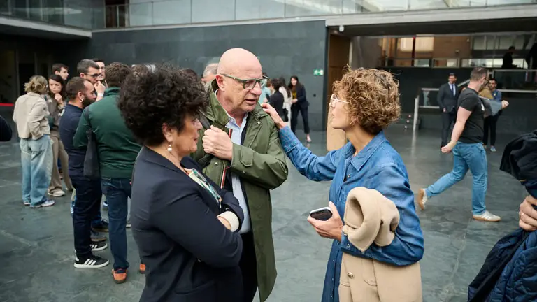 Carlos Gimeno, consejero de Educaci&oacute;n, junto a Mar&iacute;a Chivite, presidenta del Gobierno de Navarra, e Inma Jur&iacute;o, consejera de Interior, durante el Pleno del Parlamento de Navarra. PABLO LASAOSA