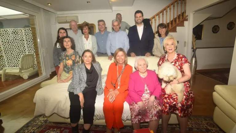 La centenaria Mar&iacute;a &Aacute;ngeles, rodeada de su familia y autoridades. Foto zizurardoi.com