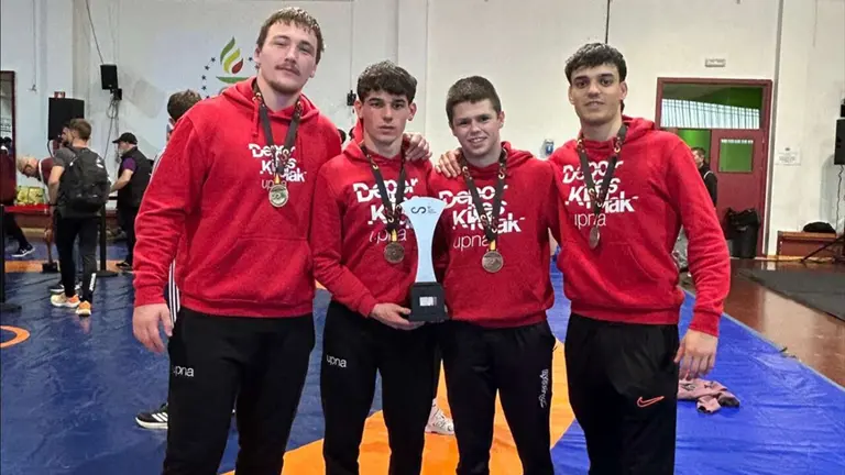 Equipo de lucha, con su trofeo. De izq. a dcha.: Aimar Alz&oacute;n (oro), Pablo Giron&eacute;s (bronce), Sergio Vallez (bronce) e I&ntilde;igo Giron&eacute;s (plata). UNIVERSIDAD P&Uacute;BLICA DE NAVARRA
