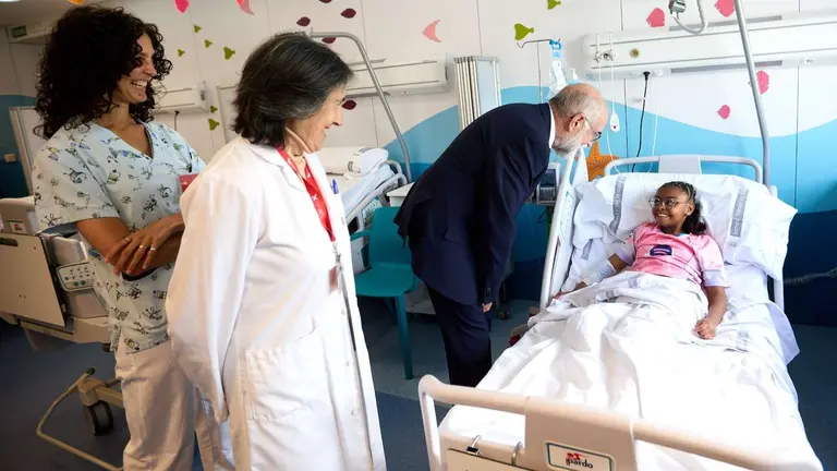 El consejero Dom&iacute;nguez saluda a una de las pacientes que recibe atenci&oacute;n en la unidad. GOBIERNO DE NAVARRA