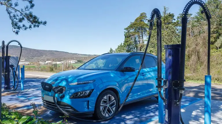 Imagen de punto de recarga de coche el&eacute;ctrico. LUZE HOTELES