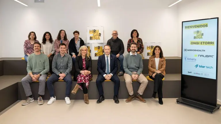 En el centro, Garbi&ntilde;e Basterra junto a Ram&oacute;n Gonzalo, junto a representantes de las cuatro nuevas startups que forman parte de Hirugarrena -Amets Biotechnology, Biar Technology, Mirror Health y Naubat Technologies- y la directora general de CEIN, Uxue Itoiz. GOBIERNO DE NAVARRA