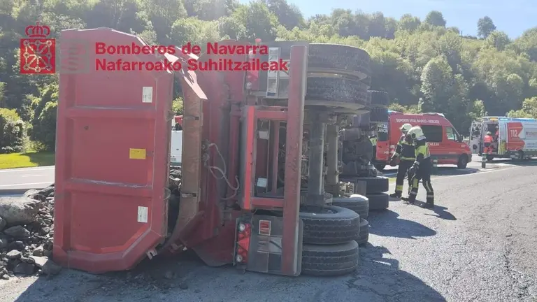 Imagen del cami&oacute;n volcado en Bazt&aacute;n. BOMBEROS DE NAVARRA