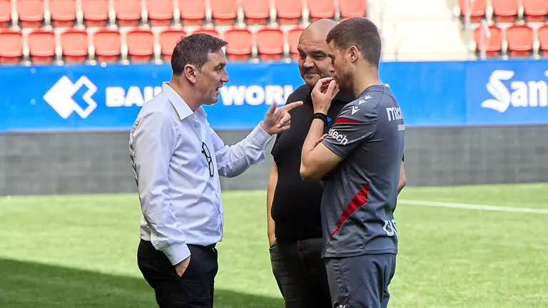El director deportivo de Osasuna, Braulio V&aacute;zquez, el capit&aacute;n del equipo, Kike Barja, y el presidente del club, Luis Sabalza, atienden a los medios de comunicaci&oacute;n tras el entrenamiento a puerta cerrada para preparar el decisivo partido del s&aacute;bado ante el Getafe. I&Ntilde;IGO ALZUGARAY