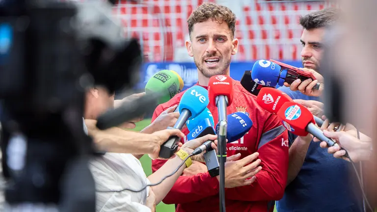 El director deportivo de Osasuna, Braulio V&aacute;zquez, el capit&aacute;n del equipo, Kike Barja, y el presidente del club, Luis Sabalza, atienden a los medios de comunicaci&oacute;n tras el entrenamiento a puerta cerrada para preparar el decisivo partido del s&aacute;bado ante el Getafe. I&Ntilde;IGO ALZUGARAY