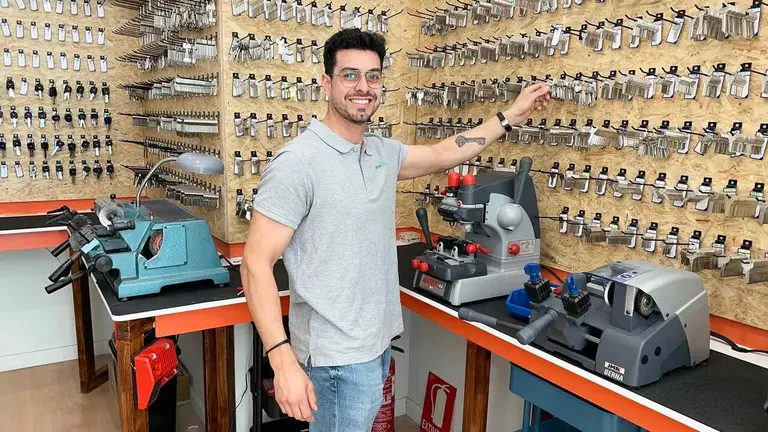 Fernando Mart&iacute;nez en su nueva tienda de cerrajer&iacute;a en el barrio de Iturrama en Pamplona. Navarra.com