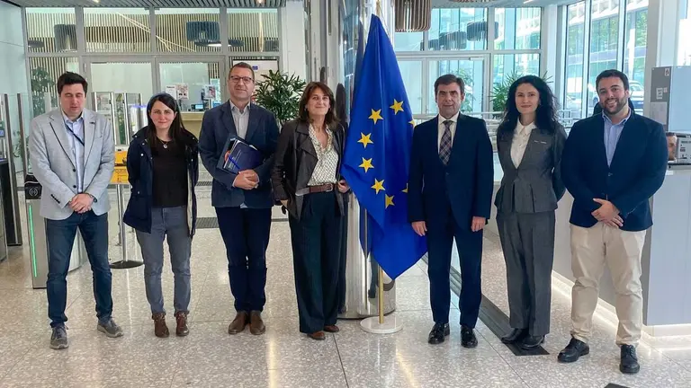 I&ntilde;igo Huarte y Beatriz Irala (Delegaci&oacute;n del Gobierno de Navarra en Bruselas), Julien de Beys (Direcci&oacute;n General de Empleo, Asuntos Sociales e Inclusi&oacute;n de la Comisi&oacute;n Europea, Ana Ranca&ntilde;o (Fondo Social Europeo Plus para Navarra-FSE+), Ignacio Ugalde (ANEL), Alina Maria Seciu (Fondo Social Europeo Plus para Espa&ntilde;a-FSE+) y Pablo Lansac (ANEL)