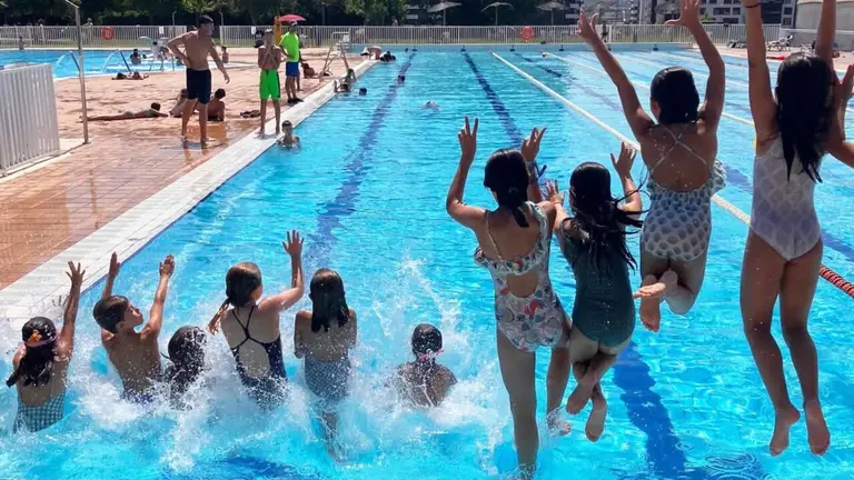 Un grupo de ni&ntilde;os saltando a la piscina. Foto Club de Tenis Pamplona.