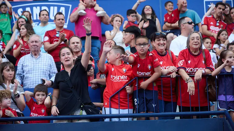 Entrenamiento de Osasuna a puerta abierta en El Sadar para recibir el apoyo de la afici&oacute;n y preparar el decisivo partido para la permanencia en La Liga EA Sport en Getafe. I&Ntilde;IGO ALZUGARAY