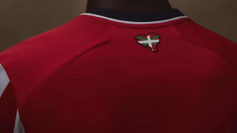 Escudo en la camiseta del Athletic con Navarra anexionada.
