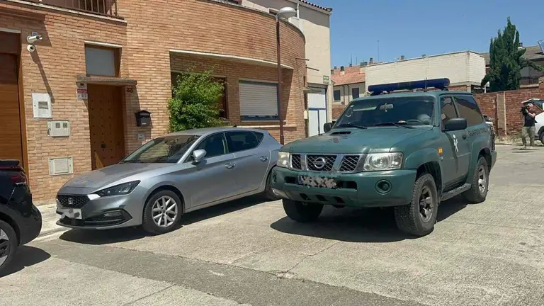 Un Patrol de la Guardia Civil ante la puerta de la casa de Santos Cerd&aacute;n en Milagro. NAVARRA.COM