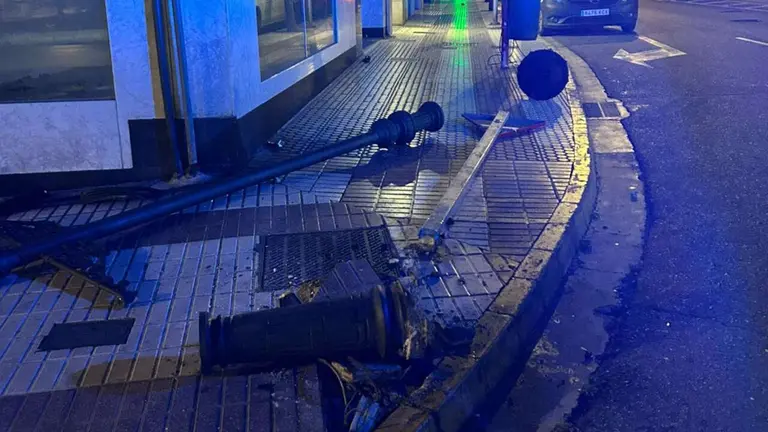 Estado en el que ha quedado la se&ntilde;al derribada en Tudela. POLIC&Iacute;A LOCAL DE TUDELA