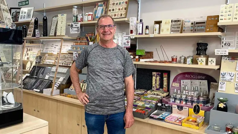 Luis Miguel Mart&iacute;nez en su tienda de regalos Basoa en Anso&aacute;in. Navarra.com