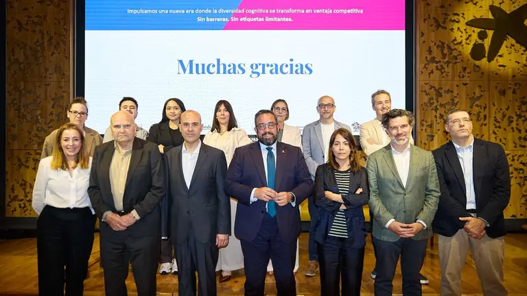 Foto de familia durante la jornada de presentaci&oacute;n nacional del proyecto de innovaci&oacute;n social y tecnol&oacute;gica UMANA, en las instalaciones de CaixaForum Madrid. JES&Uacute;S HELL&Iacute;N / EUROPA PRESS