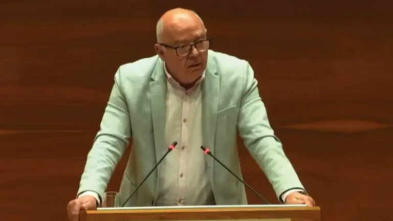 Emilio Jim&eacute;nez en la tribuna del Parlamento.