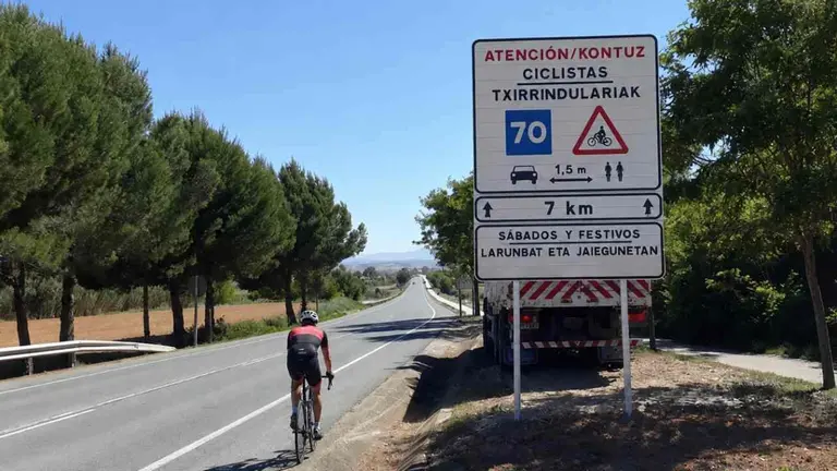 Un ciclista por una carretera de Navarra.