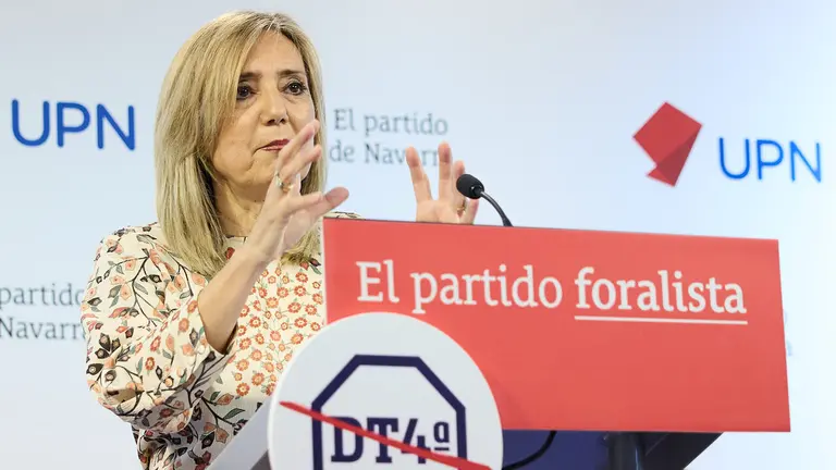 La presidenta de UPN, Cristina Ibarrola, da a conocer una iniciativa contra la indumentaria del equipo de f&uacute;tbol Athletic Club de Bilbao. I&Ntilde;IGO ALZUGARAY