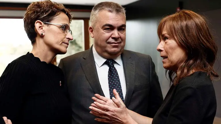 Santos Cerd&aacute;n, junto a la presidenta del Gobierno de Navarra Mar&iacute;a Chivite y la ahora diputada de Geroa Bai Uxue Barkos. ARCHIVO