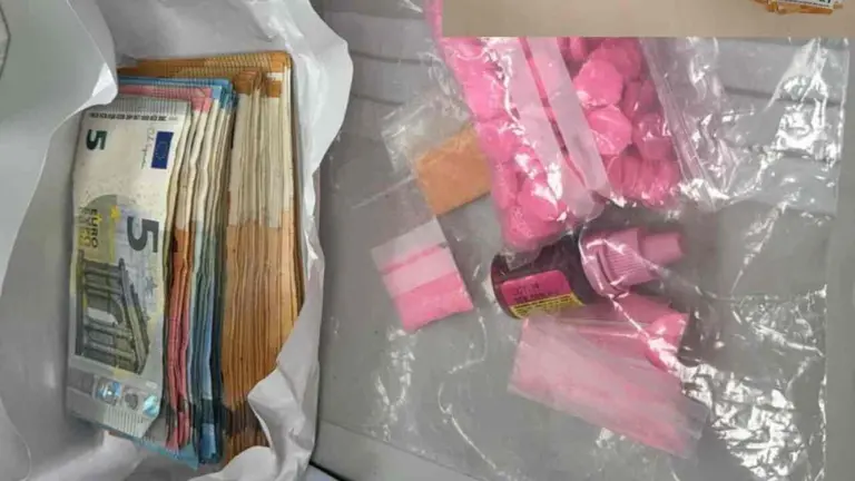 Imagen de las pastillas de extaasis incautadas y el fajo de billetes. POLIC&Iacute;A FORAL