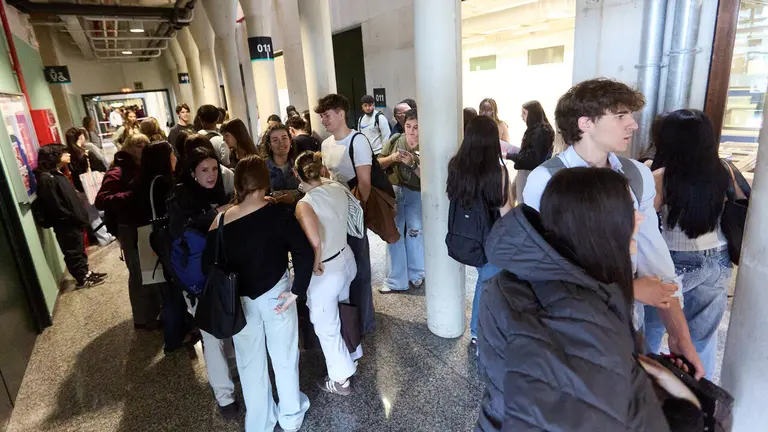 Universitarios en los pasillos del edificio del Aulario de la UPNA. I&Ntilde;IGO ALZUGARAY