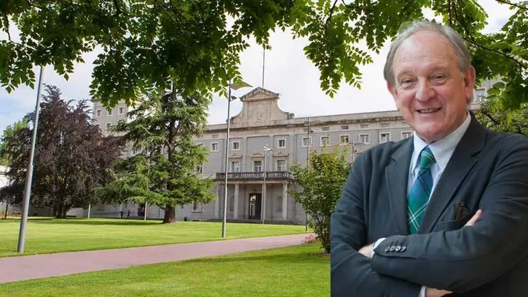 Fotomontaje con una imagen de Leopoldo Gil sobre una vista del campus de la Universidad de Navarra. CEDIDA