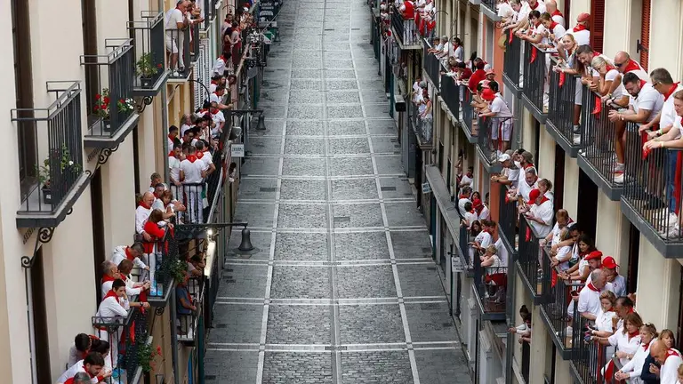 Aspecto de la calle Estafeta antes del inicio del primer encierro de los Sanfermines 2025, protagonizado por los toros de la ganader&iacute;a gaditana de Fuente Ymbro en Pamplona. EFE/ Jes&uacute;s Diges