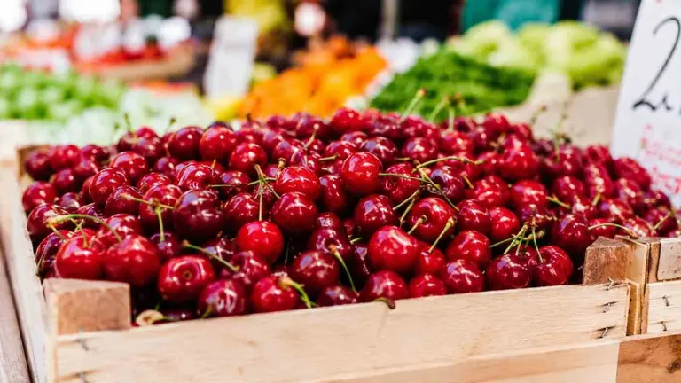 Cerezas ecol&oacute;gicas en un puesto del mercadillo.