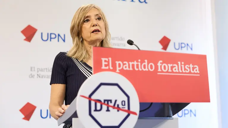 La presidenta de UPN, Cristina Ibarrola, presenta la propuesta de conclusiones de la formaci&oacute;n regionalista en la comisi&oacute;n de investigaci&oacute;n del Parlamento de Navarra sobre adjudicaciones p&uacute;blicas. I&Ntilde;IGO ALZUGARAY