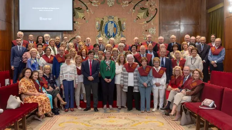Foto de grupo en la clausura del Programa Senior 2025-2026 / Manuel Castells. UNIVERSIDAD DE NAVARRA