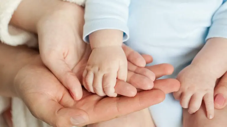 Imagen de archivo de unos padres con un beb&eacute;. FUNDACI&Oacute;N "LA CAIXA"