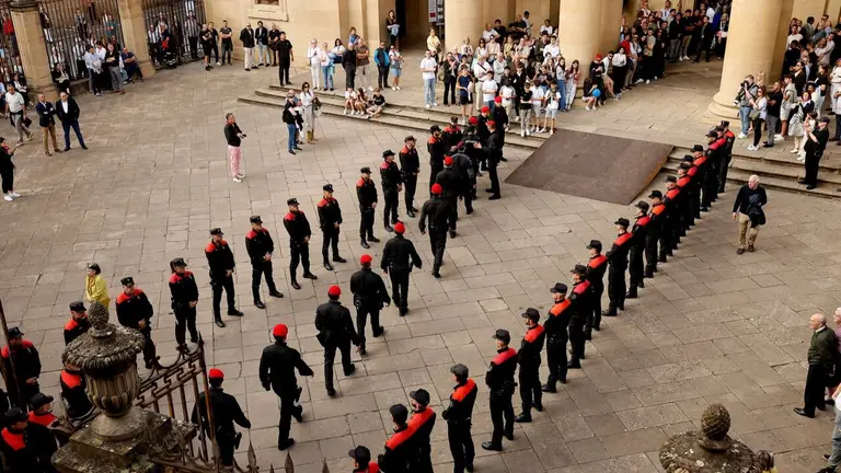 La Catedral de Pamplona ha acogido este viernes una multitudinaria y emotiva despedida a los cinco polic&iacute;as forales muertos en un accidente de tr&aacute;fico en Elgoibar (Gipuzkoa), una tragedia que ha conmocionado a la sociedad navarra. EFE/ Villar L&oacute;pez