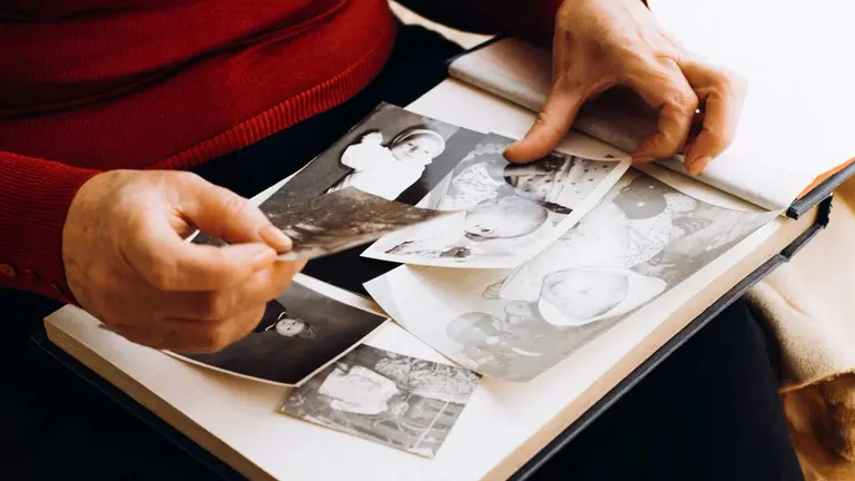 Imagen de archivo de una persona anciana mirando recuerdos fotogr&aacute;ficos. FUNDACI&Oacute;N "LA CAIXA"