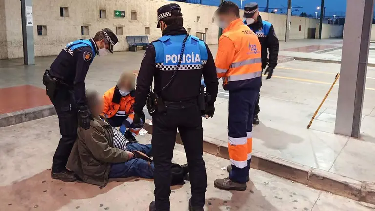 Momento de la intervenci&oacute;n de la polic&iacute;a local de Tudela.